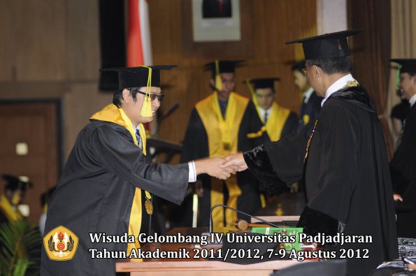 wisuda-unpad-gel-iv-2011_2012-fikom-oleh-rektor-152