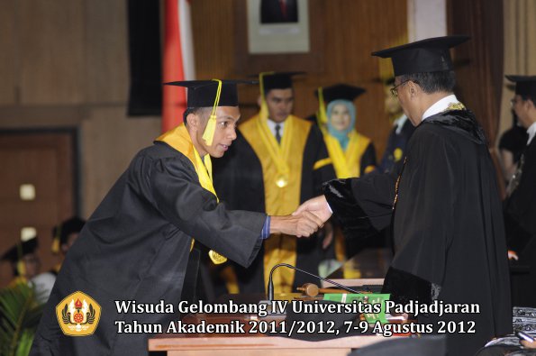 wisuda-unpad-gel-iv-2011_2012-fikom-oleh-rektor-153