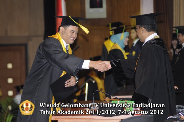 wisuda-unpad-gel-iv-2011_2012-fikom-oleh-rektor-154