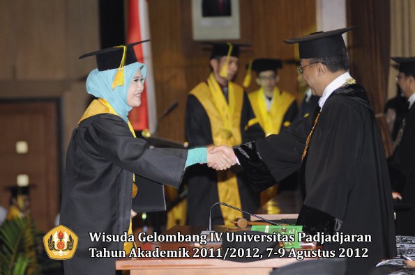 wisuda-unpad-gel-iv-2011_2012-fikom-oleh-rektor-155