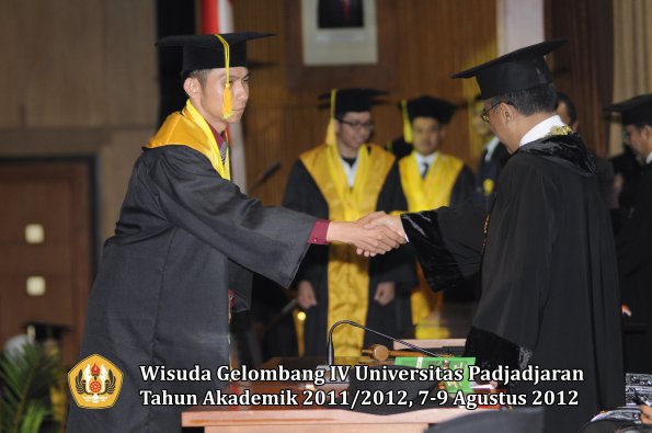 wisuda-unpad-gel-iv-2011_2012-fikom-oleh-rektor-156
