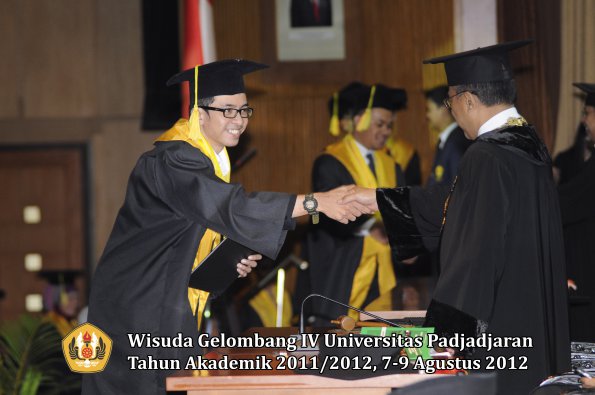 wisuda-unpad-gel-iv-2011_2012-fikom-oleh-rektor-157