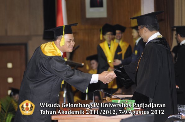 wisuda-unpad-gel-iv-2011_2012-fikom-oleh-rektor-158