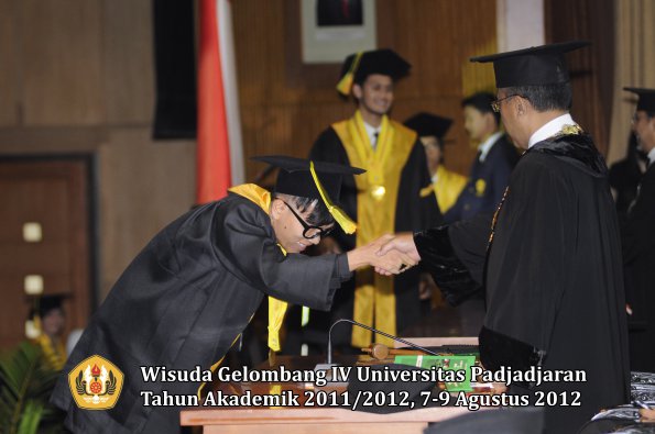 wisuda-unpad-gel-iv-2011_2012-fikom-oleh-rektor-159