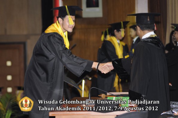 wisuda-unpad-gel-iv-2011_2012-fikom-oleh-rektor-160