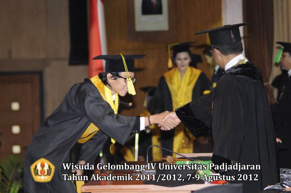 wisuda-unpad-gel-iv-2011_2012-fikom-oleh-rektor-161