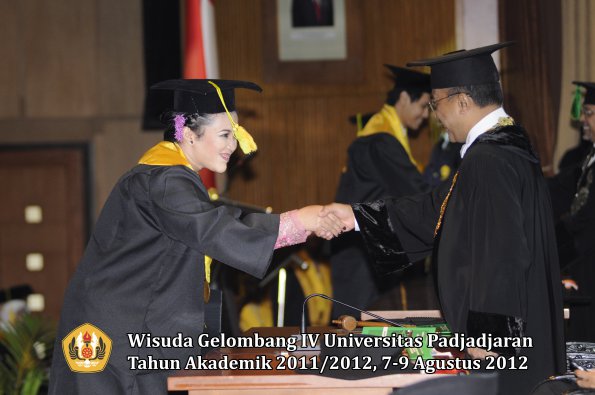 wisuda-unpad-gel-iv-2011_2012-fikom-oleh-rektor-162