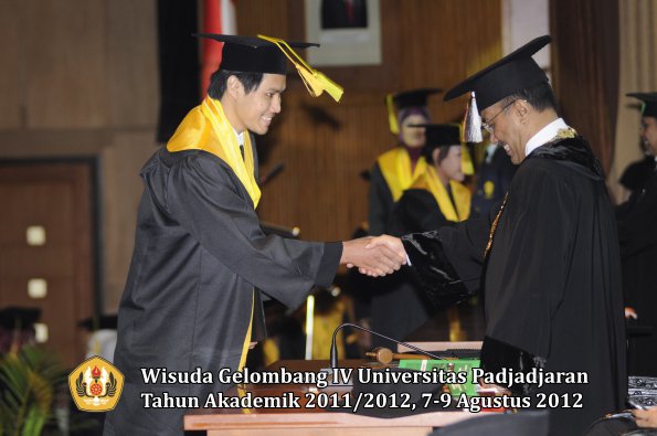 wisuda-unpad-gel-iv-2011_2012-fikom-oleh-rektor-163