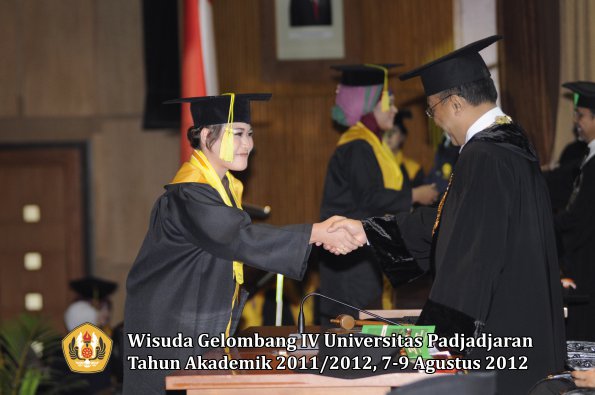 wisuda-unpad-gel-iv-2011_2012-fikom-oleh-rektor-164