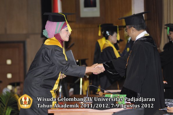 wisuda-unpad-gel-iv-2011_2012-fikom-oleh-rektor-165