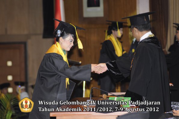 wisuda-unpad-gel-iv-2011_2012-fikom-oleh-rektor-166