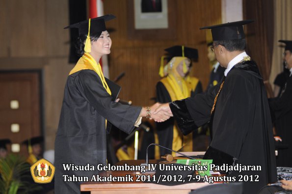 wisuda-unpad-gel-iv-2011_2012-fikom-oleh-rektor-167