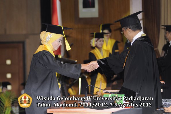 wisuda-unpad-gel-iv-2011_2012-fikom-oleh-rektor-168