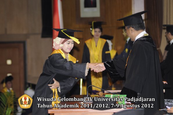 wisuda-unpad-gel-iv-2011_2012-fikom-oleh-rektor-169