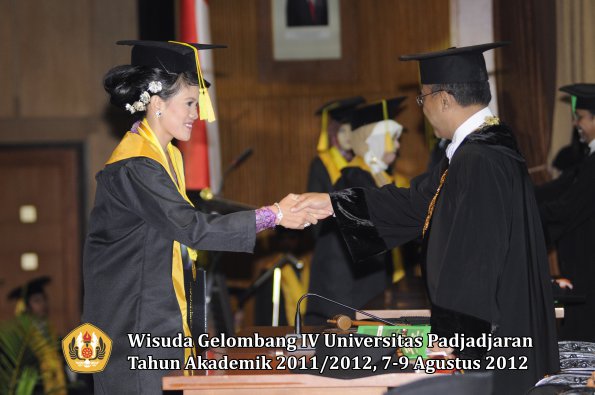 wisuda-unpad-gel-iv-2011_2012-fikom-oleh-rektor-170