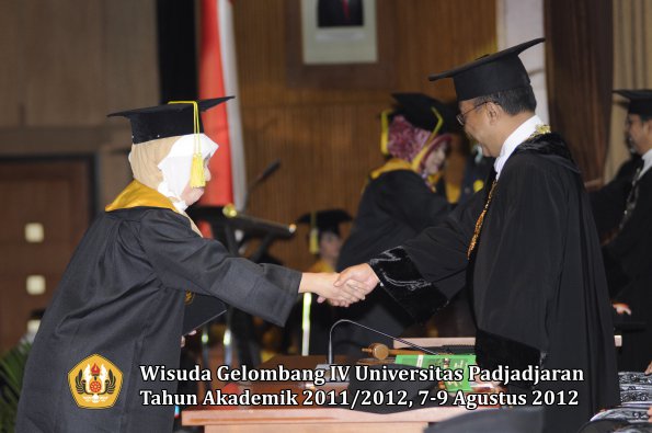 wisuda-unpad-gel-iv-2011_2012-fikom-oleh-rektor-171