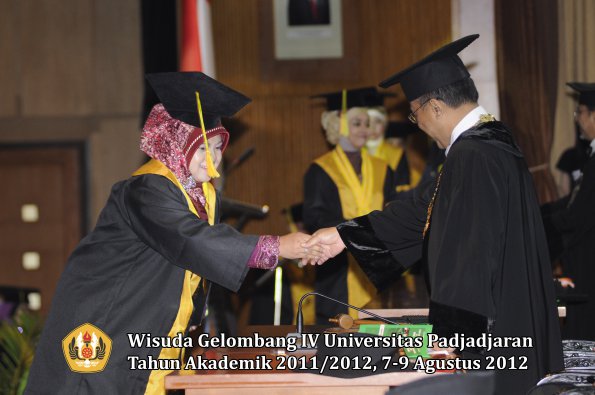 wisuda-unpad-gel-iv-2011_2012-fikom-oleh-rektor-172