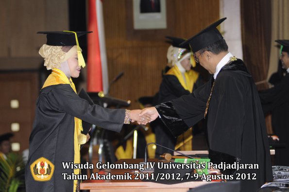 wisuda-unpad-gel-iv-2011_2012-fikom-oleh-rektor-173