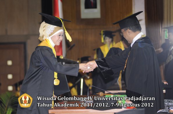 wisuda-unpad-gel-iv-2011_2012-fikom-oleh-rektor-174