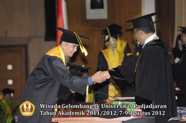 wisuda-unpad-gel-iv-2011_2012-fikom-oleh-rektor-175