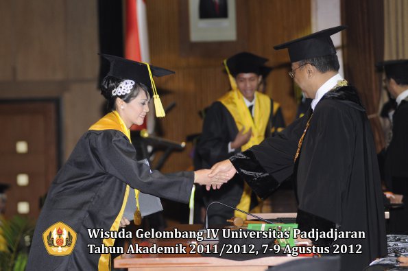 wisuda-unpad-gel-iv-2011_2012-fikom-oleh-rektor-176