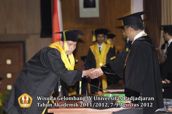 wisuda-unpad-gel-iv-2011_2012-fikom-oleh-rektor-177