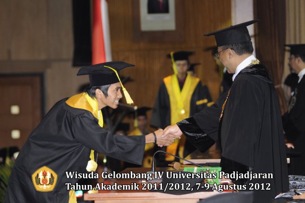 wisuda-unpad-gel-iv-2011_2012-fikom-oleh-rektor-178