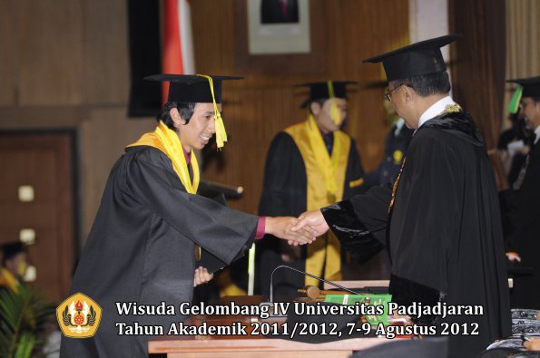 wisuda-unpad-gel-iv-2011_2012-fikom-oleh-rektor-179