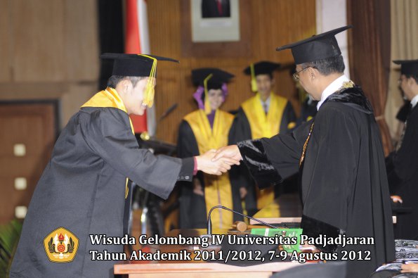 wisuda-unpad-gel-iv-2011_2012-fikom-oleh-rektor-180