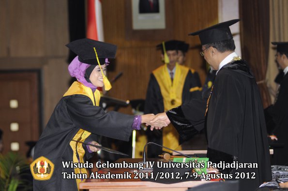 wisuda-unpad-gel-iv-2011_2012-fikom-oleh-rektor-181
