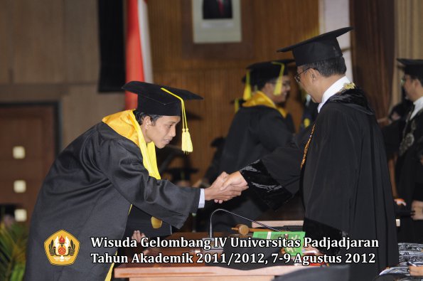 wisuda-unpad-gel-iv-2011_2012-fikom-oleh-rektor-182