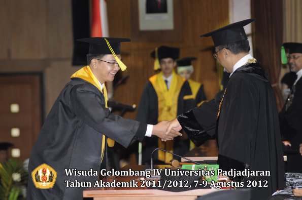 wisuda-unpad-gel-iv-2011_2012-fikom-oleh-rektor-183