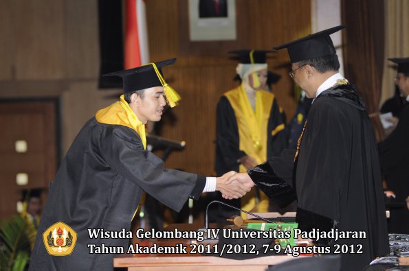 wisuda-unpad-gel-iv-2011_2012-fikom-oleh-rektor-184