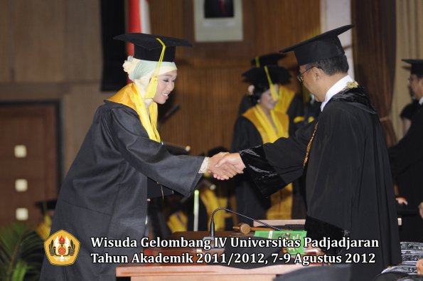 wisuda-unpad-gel-iv-2011_2012-fikom-oleh-rektor-185