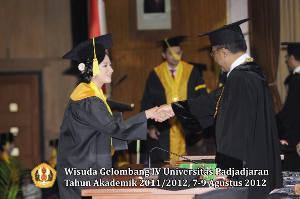 wisuda-unpad-gel-iv-2011_2012-fikom-oleh-rektor-186