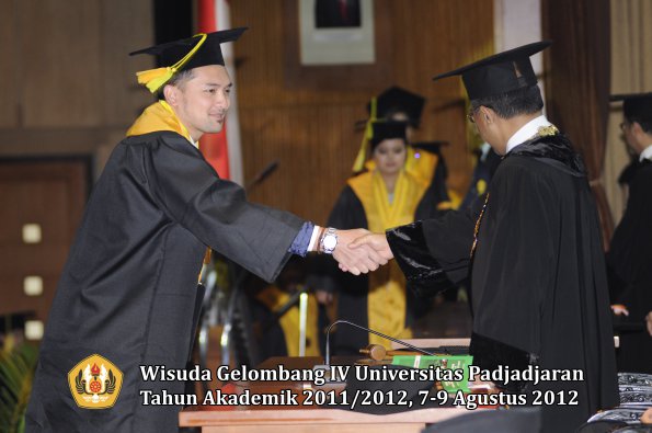 wisuda-unpad-gel-iv-2011_2012-fikom-oleh-rektor-187
