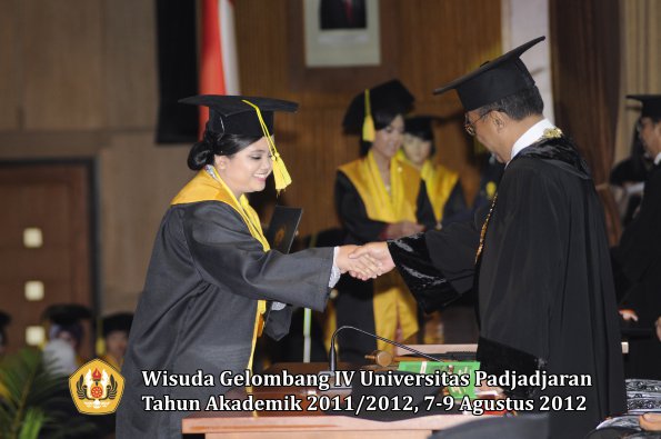 wisuda-unpad-gel-iv-2011_2012-fikom-oleh-rektor-188