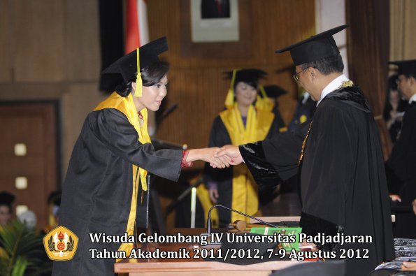 wisuda-unpad-gel-iv-2011_2012-fikom-oleh-rektor-189