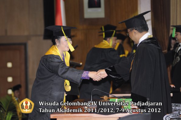wisuda-unpad-gel-iv-2011_2012-fikom-oleh-rektor-190