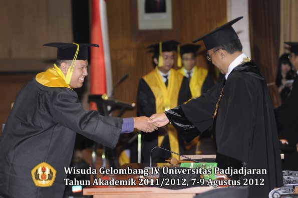 wisuda-unpad-gel-iv-2011_2012-fikom-oleh-rektor-191