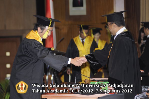 wisuda-unpad-gel-iv-2011_2012-fikom-oleh-rektor-192