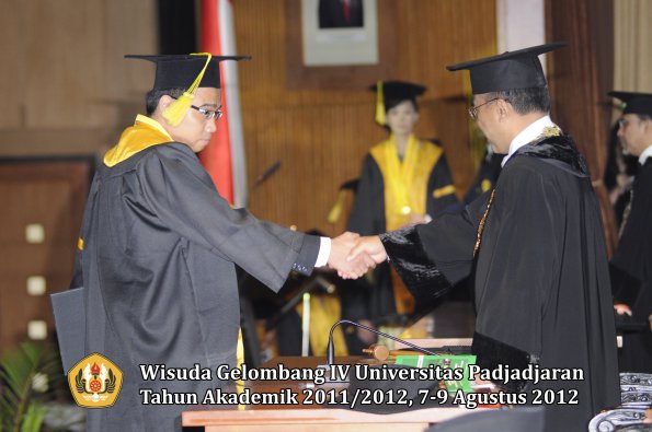 wisuda-unpad-gel-iv-2011_2012-fikom-oleh-rektor-193