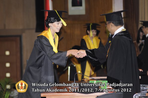 wisuda-unpad-gel-iv-2011_2012-fikom-oleh-rektor-194