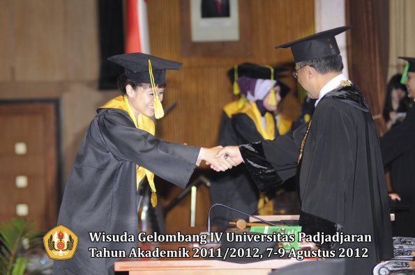 wisuda-unpad-gel-iv-2011_2012-fikom-oleh-rektor-195