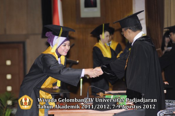 wisuda-unpad-gel-iv-2011_2012-fikom-oleh-rektor-196