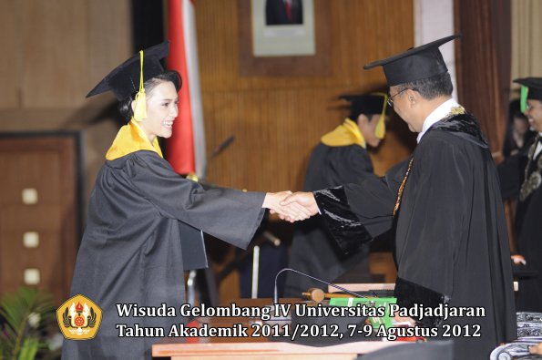wisuda-unpad-gel-iv-2011_2012-fikom-oleh-rektor-197