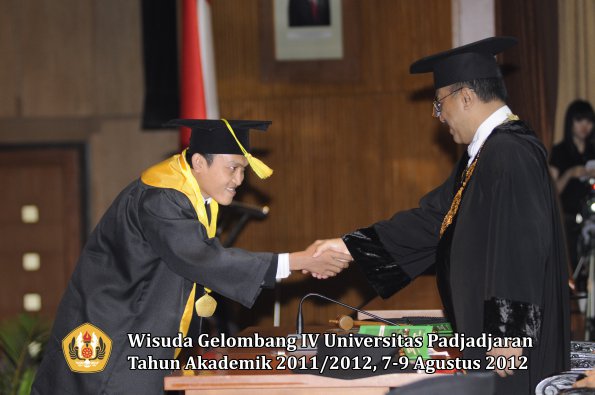 wisuda-unpad-gel-iv-2011_2012-fikom-oleh-rektor-198