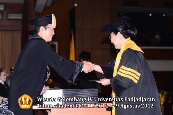 wisuda-unpad-gel-iv-2011_2012-pascasarjana-oleh-direktur-pascasarjana-010