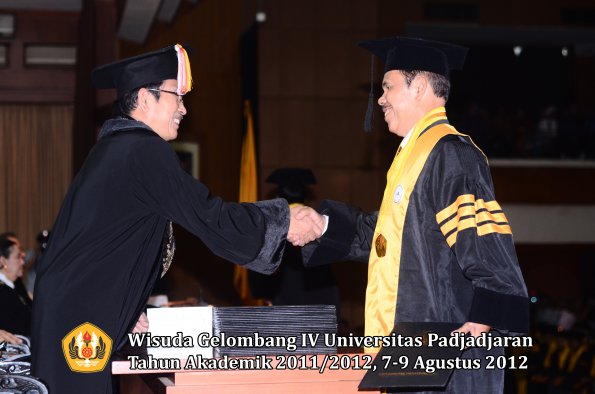 wisuda-unpad-gel-iv-2011_2012-pascasarjana-oleh-direktur-pascasarjana-011