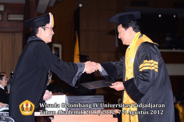 wisuda-unpad-gel-iv-2011_2012-pascasarjana-oleh-direktur-pascasarjana-013